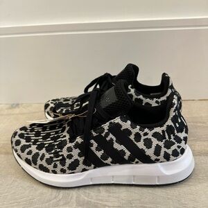 NWT! ADIDAS Swift Run Raw White/Core Black/Carbon Sneakers